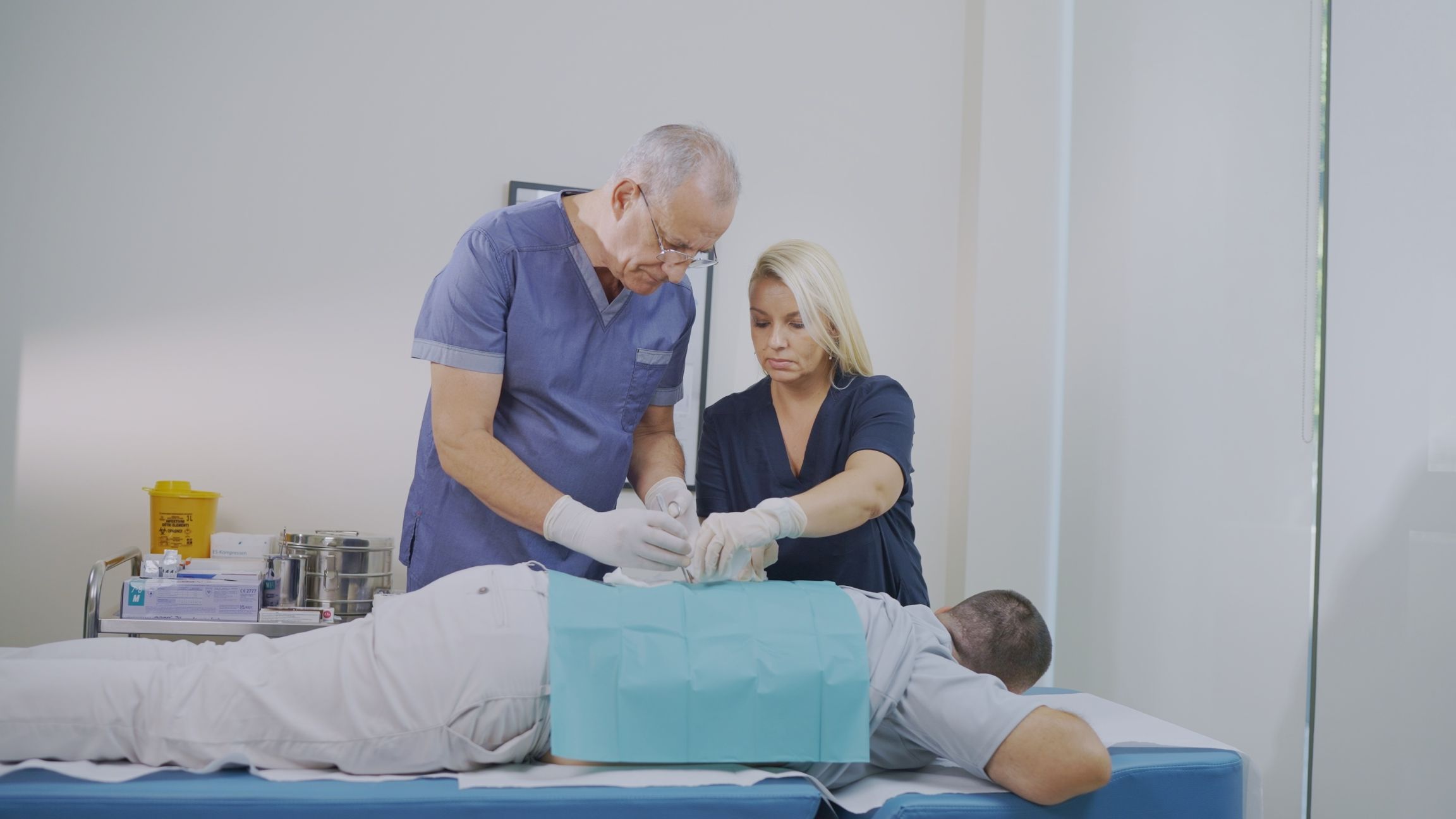 Dr. Ilić performing surgery at Milmedika Clinic