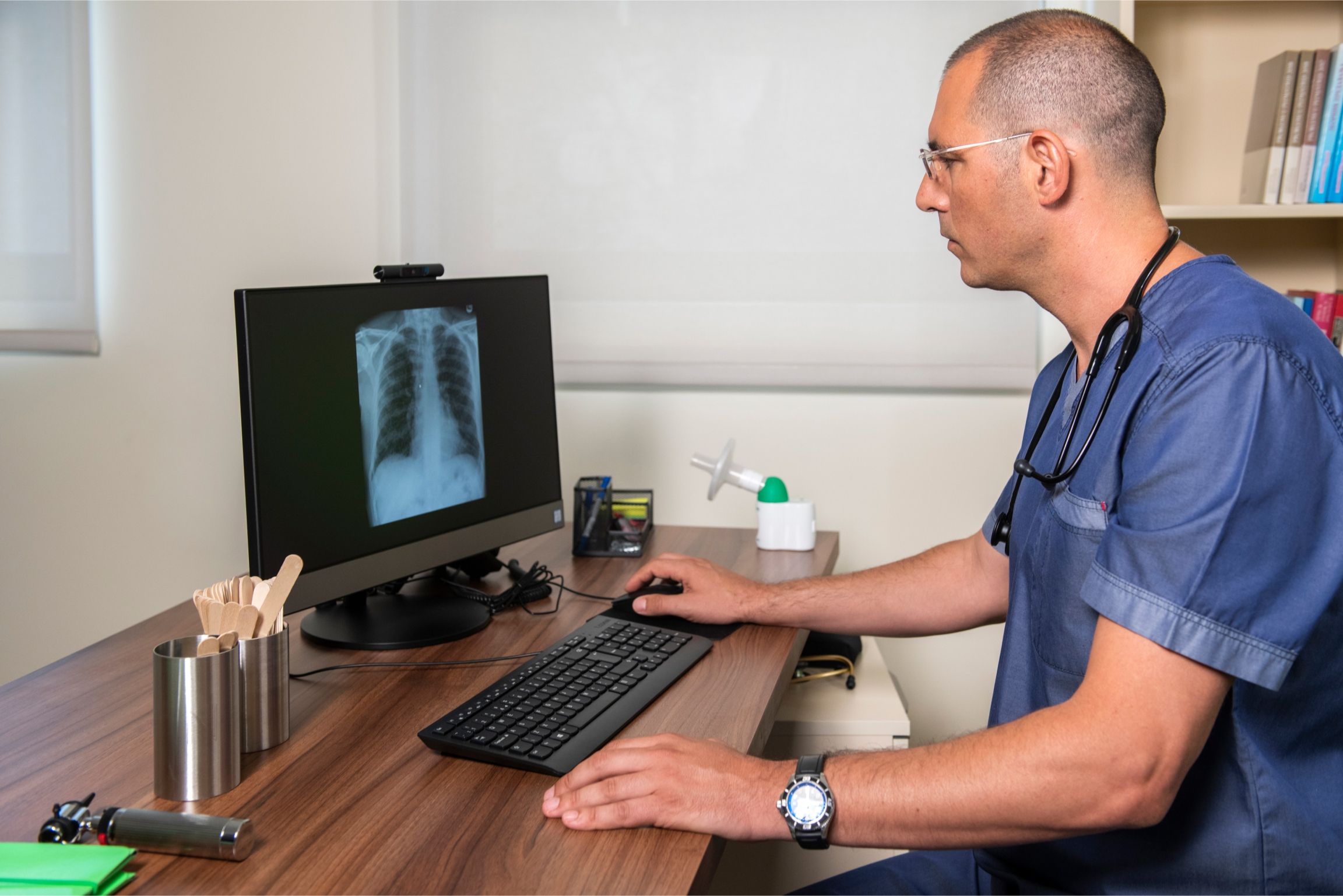 Dr. Kaluđerović reviewing a chest X-ray