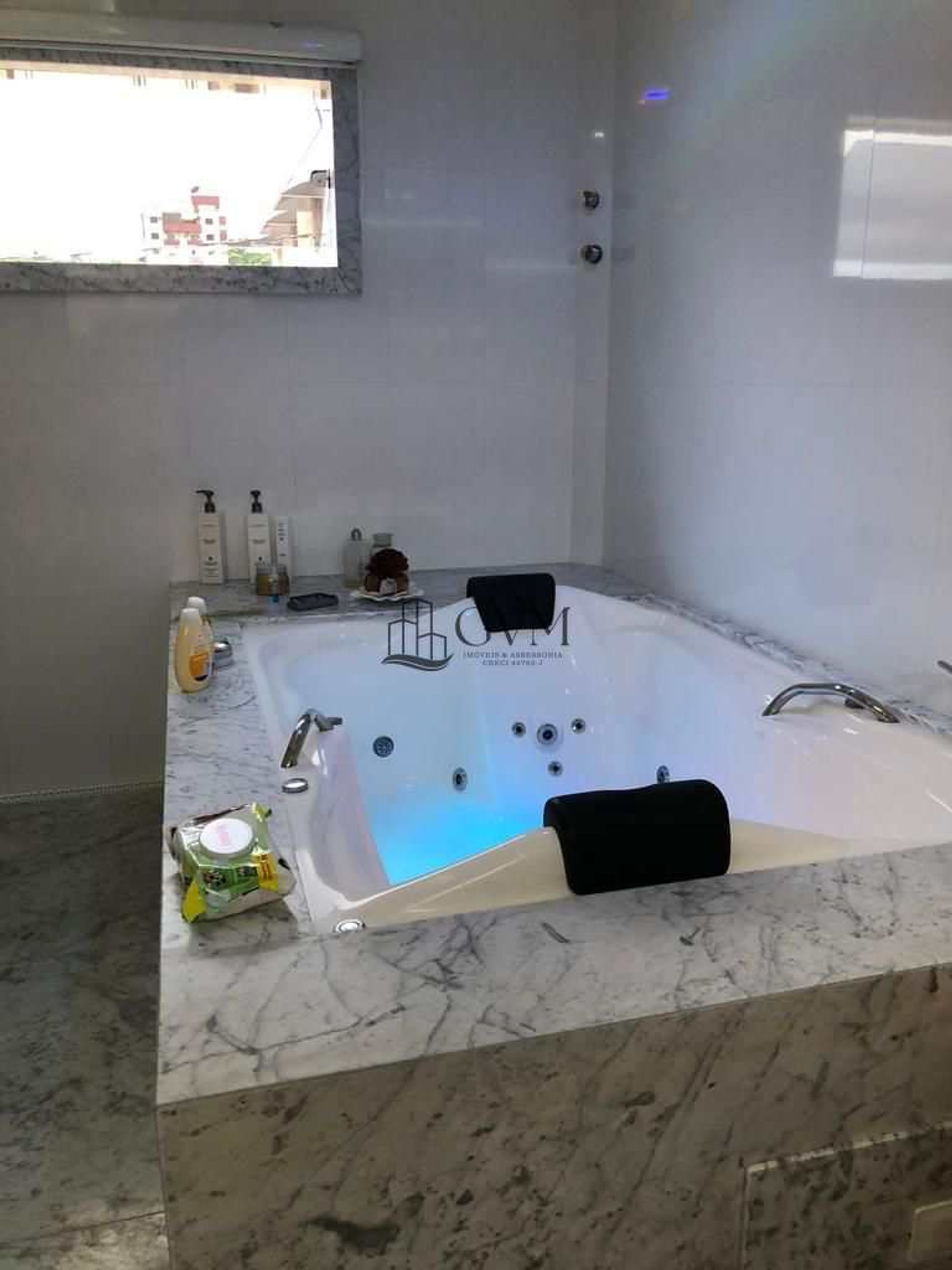 Foto 11 do imóvel Sobrado com 4 suítes, 7 vagas de garagem , no Boqueirão, Praia Grande, SP.