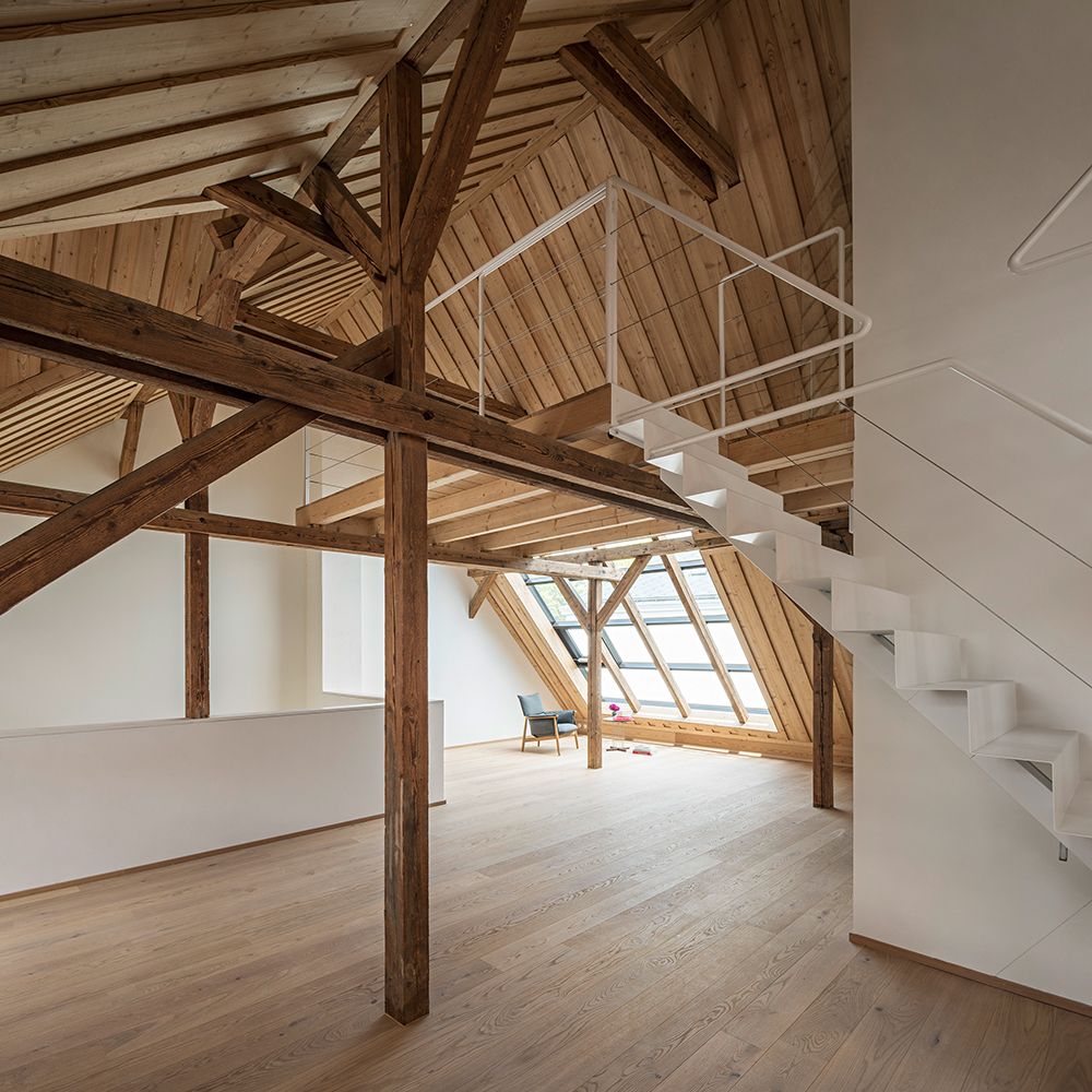 Holzdecke, Galerie mit Geländer, Treppe, Holzbalken