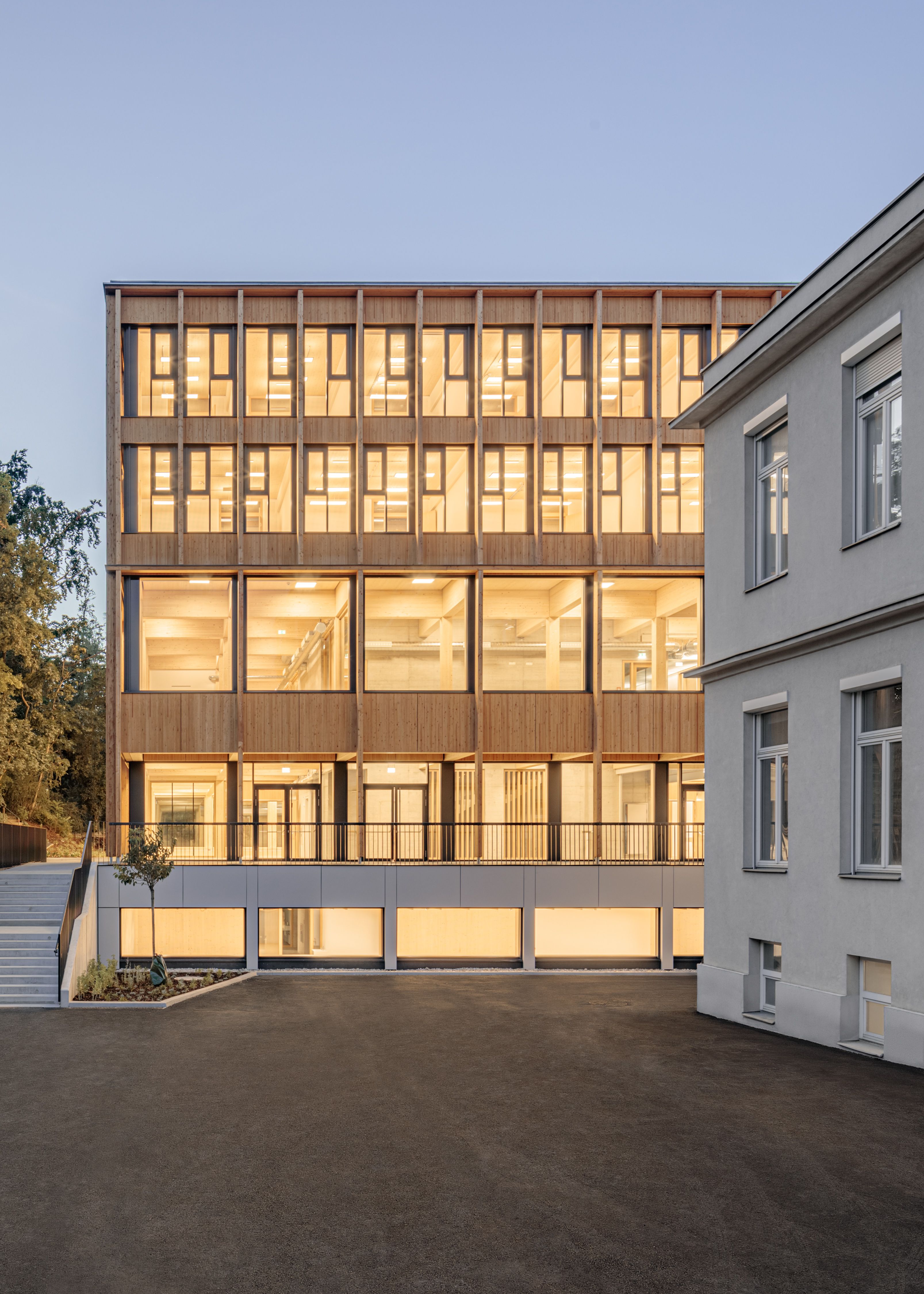 Seminargebäude von außen, dämmrige Stimmung, beleuchtet von Innen.