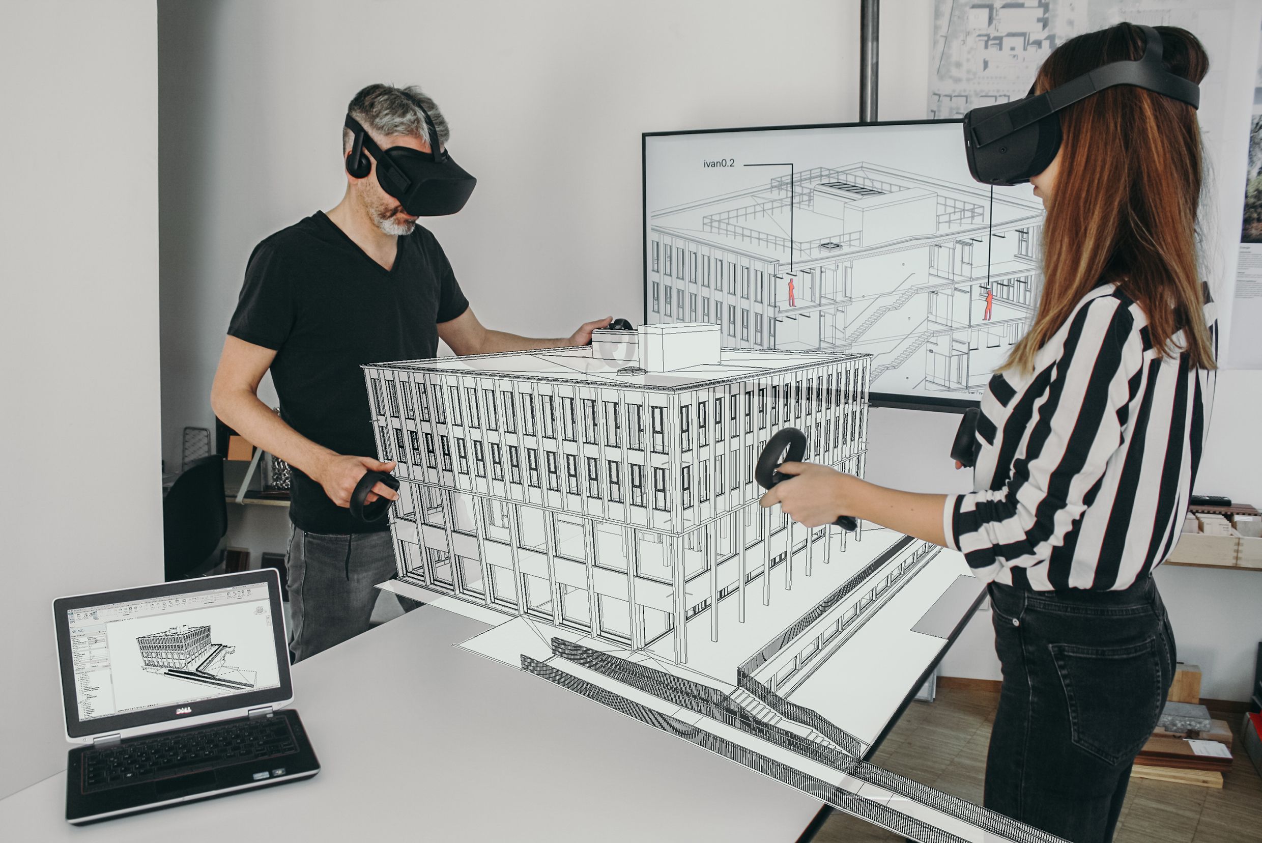Mann und Frau mit VR-Brillen und Konsole in der Hand vor einem virtuellen Gebäude