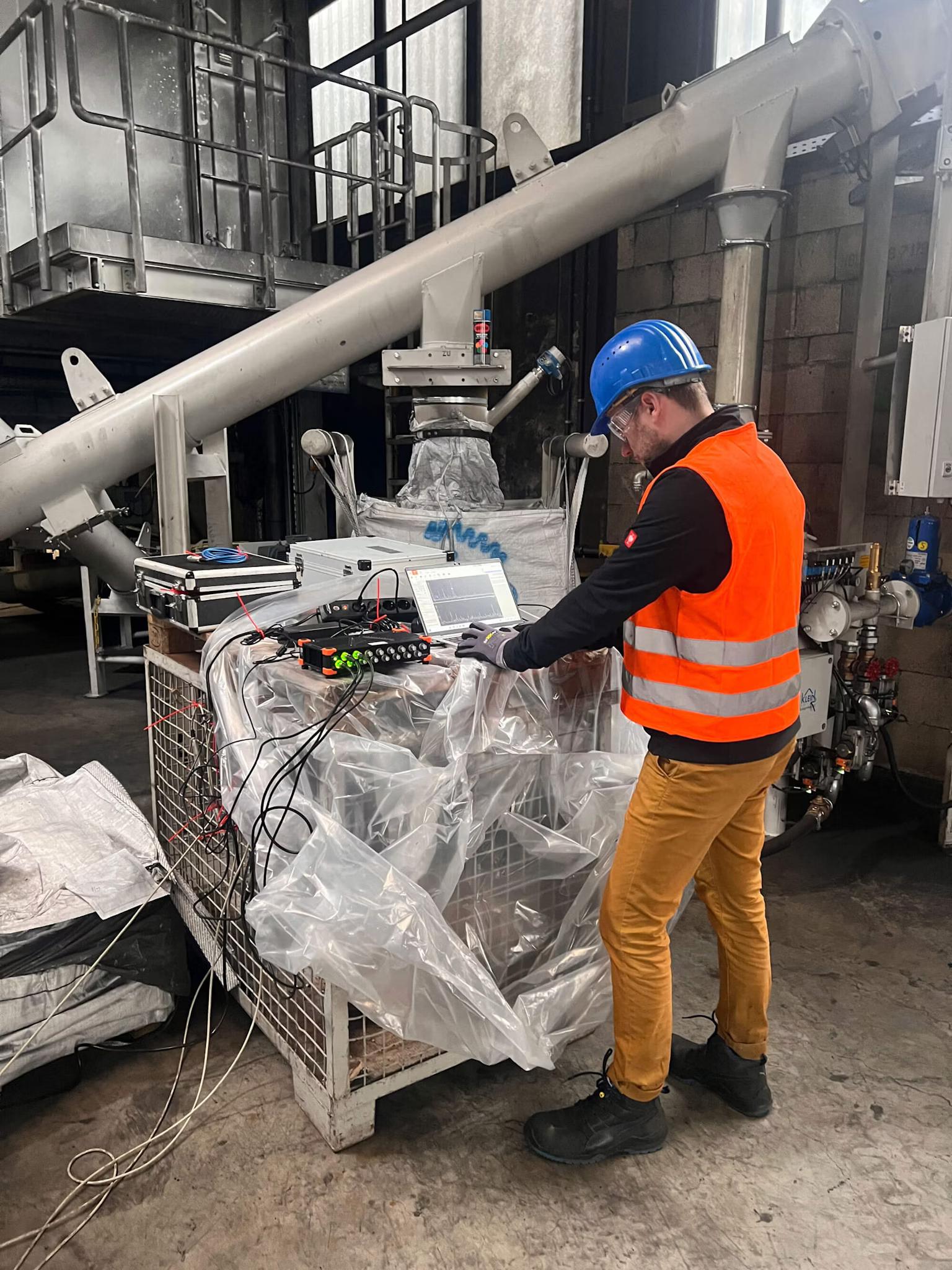 Figure 1. Set up of the data acquisition Dewesoft SIRIUS-HD inside the facility.