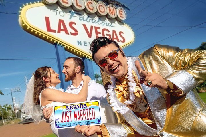 Vegas Sign Elvis Wedding: 45-Min Outdoor Ceremony — photo 1