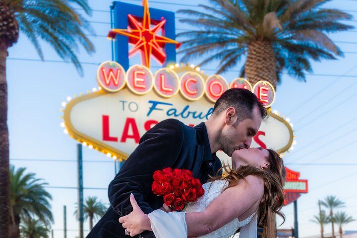 Vegas Sign Wedding: 45-Min Outdoor Ceremony & Photos — photo 1