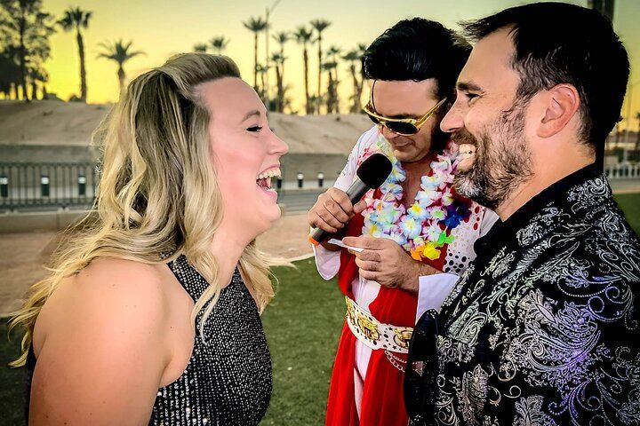 Vegas Elvis Wedding: Sign Photos & Immersive Chapel — photo 3