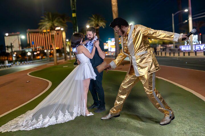 Vegas Sign Elvis Wedding: 45-Min Outdoor Ceremony — photo 3
