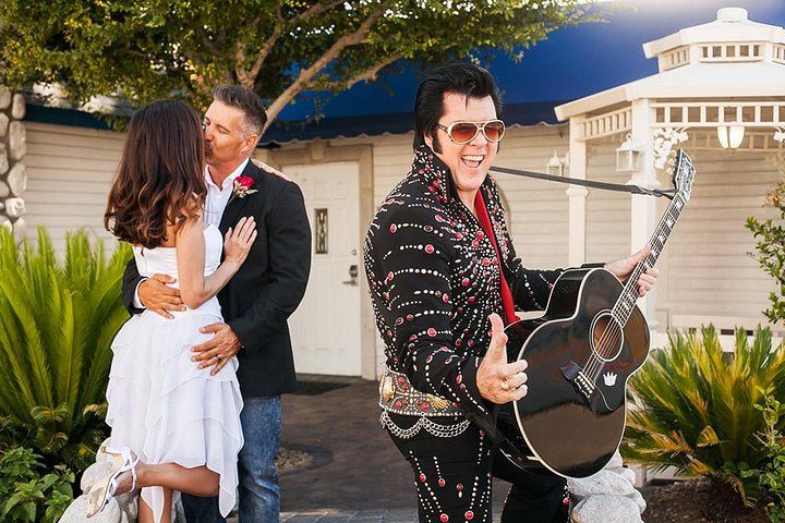 Graceland Chapel Elvis Wedding: Limo Package Vegas — photo 1