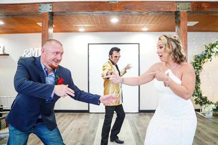 Elvis Chapel Wedding Vegas: 30-Min Tribute Artist Ceremony — photo 1