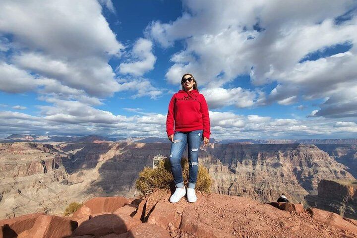 Spanish Grand Canyon West Skywalk Day Trip with Lunch — photo 4
