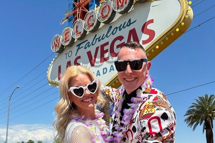 Vegas Sign Wedding: 45-Min Outdoor Ceremony & Photos — photo 2