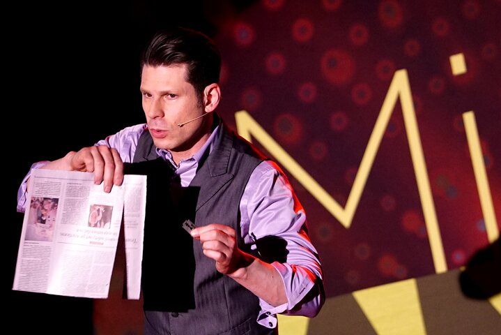 Mike Hammer Interactive Magic Four Queens Fremont Street — photo 3