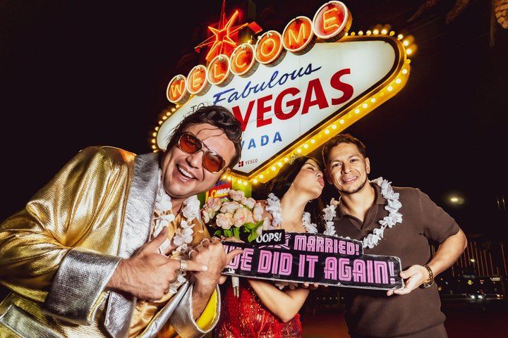 Vegas Sign Elvis Wedding: 45-Min Outdoor Ceremony — photo 2