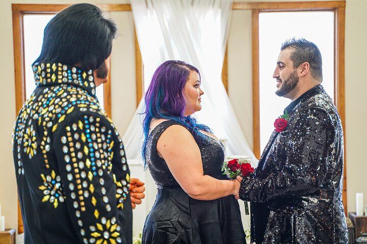 Vegas Elvis Wedding: Limo & Chapel Package — photo 4