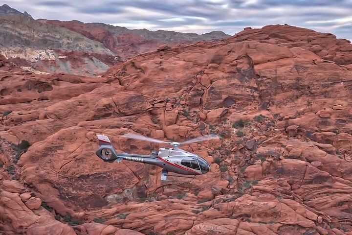 Red Rock Canyon Heli Tour with Landing & Champagne — photo 4