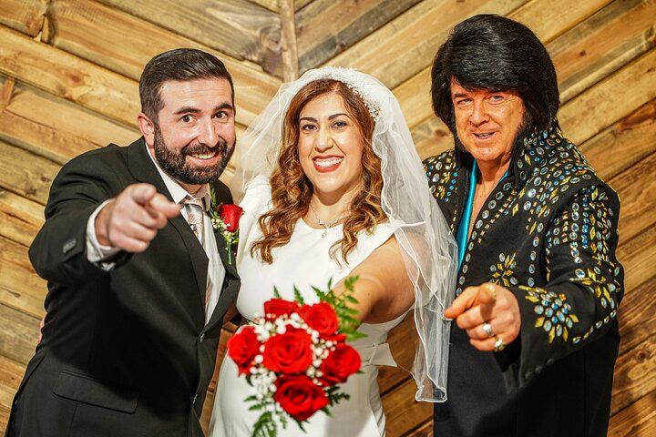 Vegas Elvis Wedding: Limo & Chapel Package — photo 2