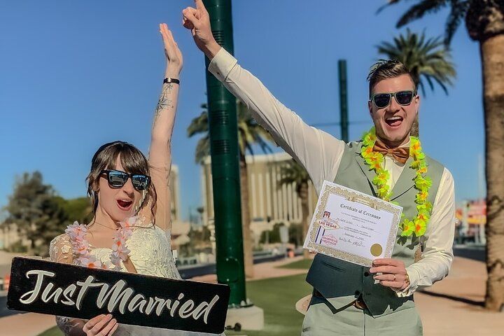 Vegas Sign Wedding: 45-Min Outdoor Ceremony & Photos — photo 3