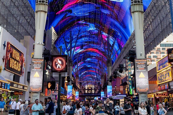 Fremont Street Bar Crawl: 3 Drinks & Local Gems Walk — photo 4