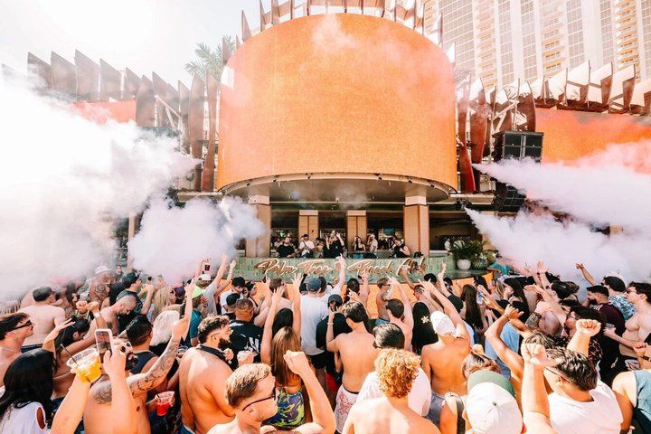 Las Vegas Pool Crawl: 3 Dayclubs + Party Bus Transport — photo 3