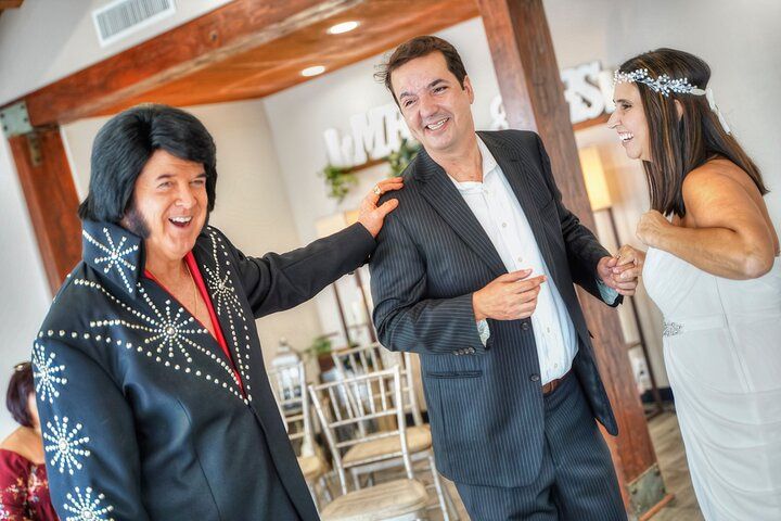 Elvis Chapel Wedding Vegas: 30-Min Tribute Artist Ceremony — photo 3