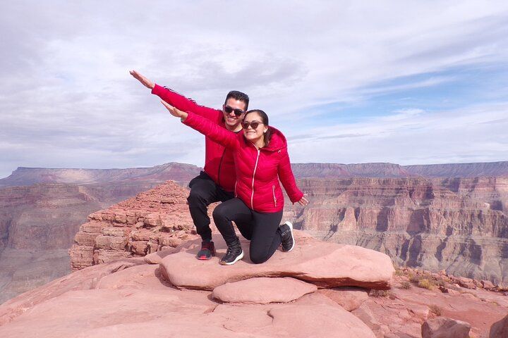 Spanish Grand Canyon West Skywalk Day Trip with Lunch — photo 1