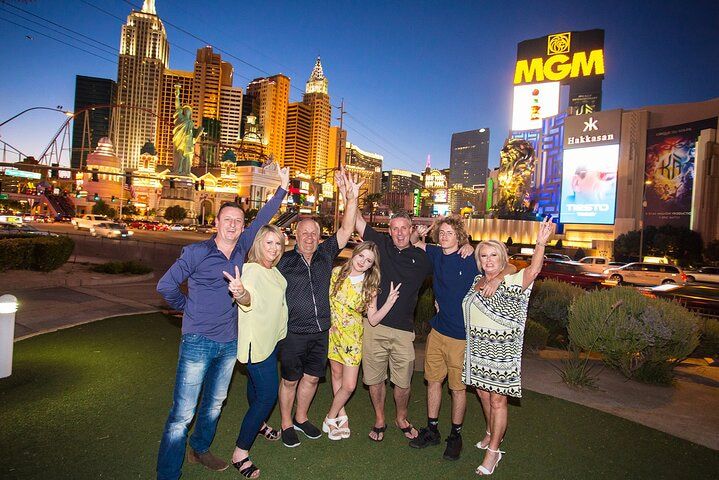 Vegas Strip Limo Photo Tour: Professional Photographer — photo 1