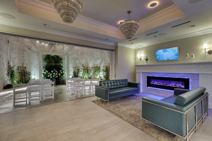 Vegas Elvis Wedding: Bliss Chapel Strip Performance Package — photo 4
