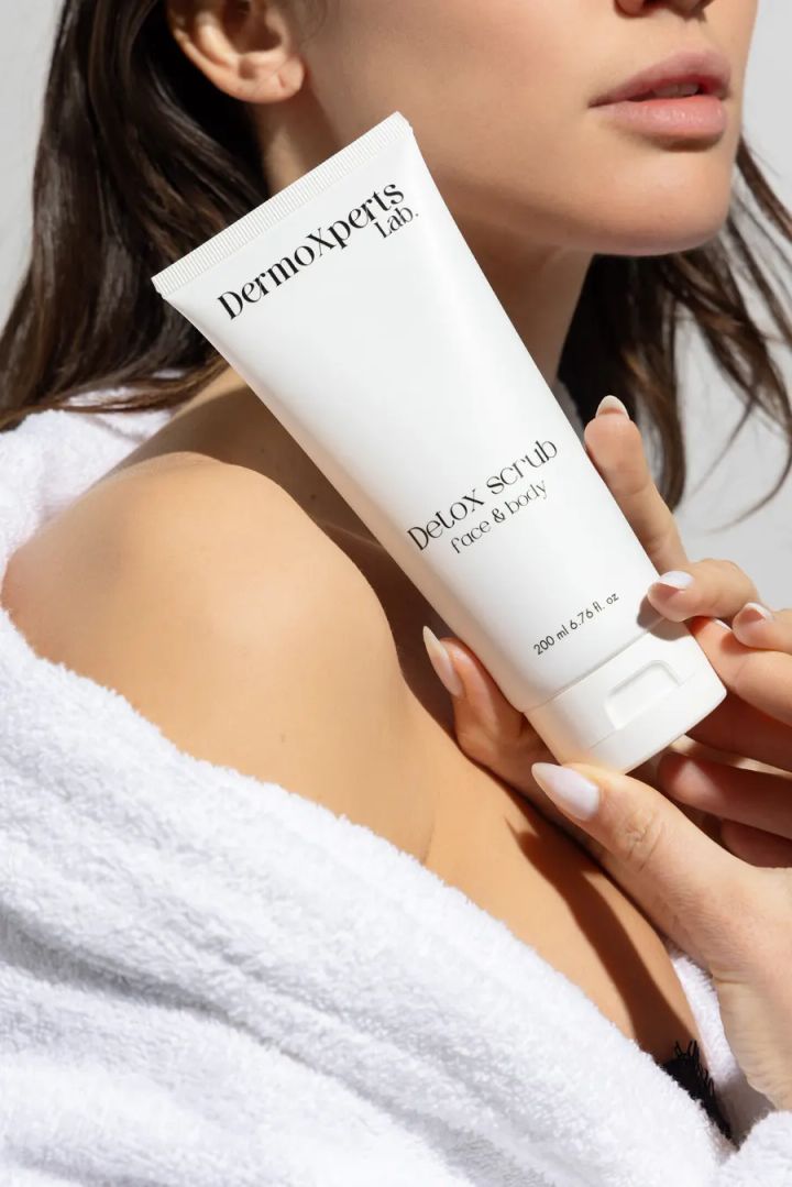 Producto con modelo, luz de estudio · Cosmética · WIM Foto