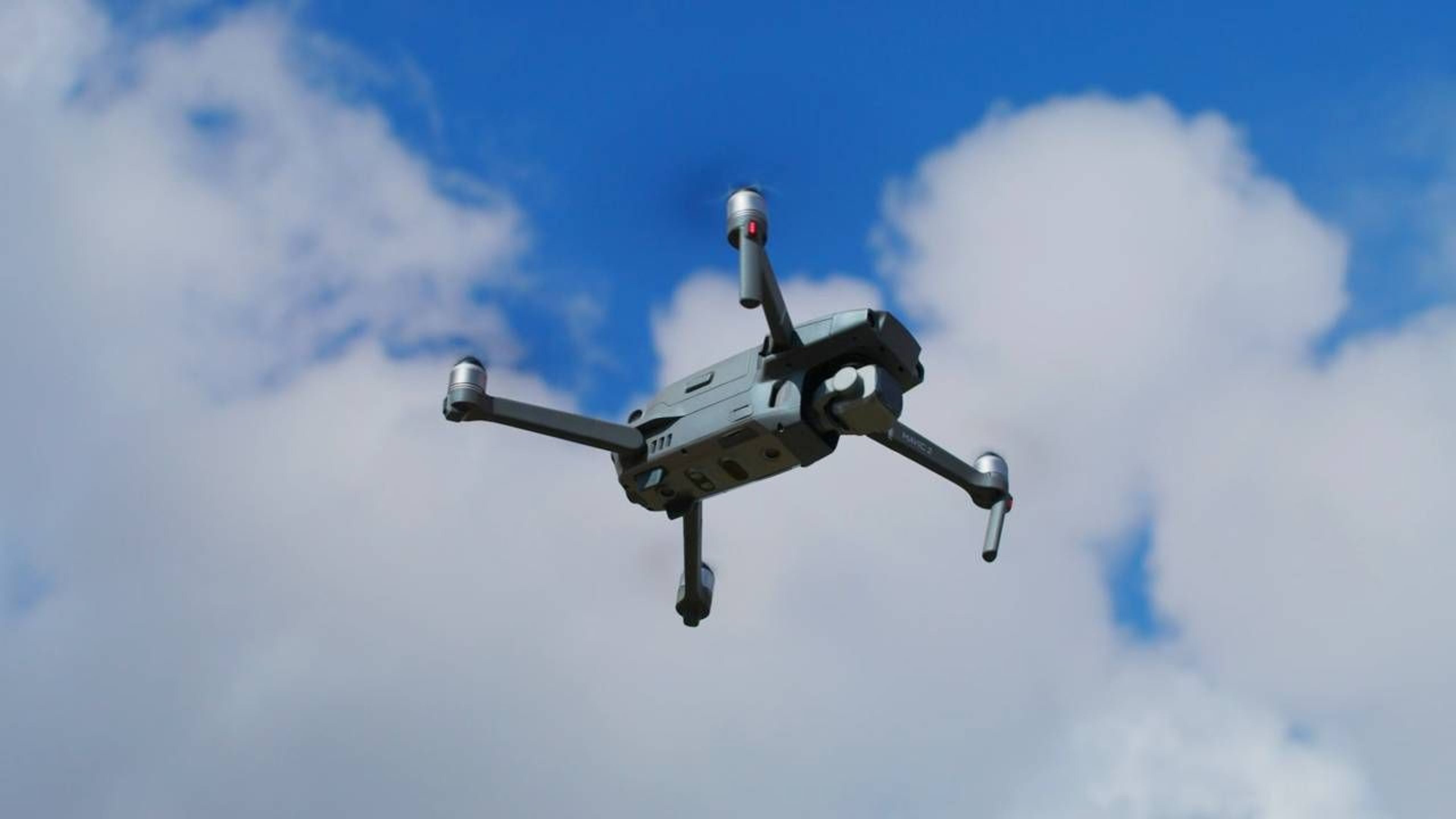 Drone di udara untuk pengambilan gambar aerial