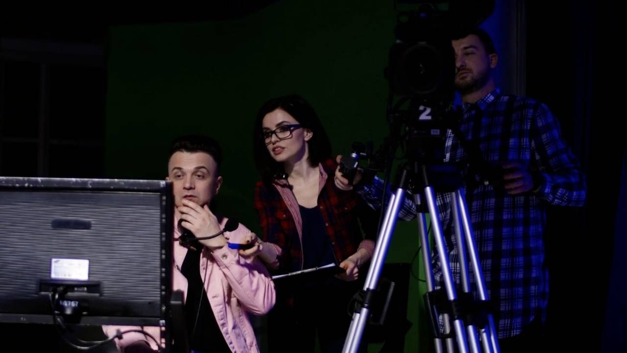 Kru memantau monitor di lokasi syuting