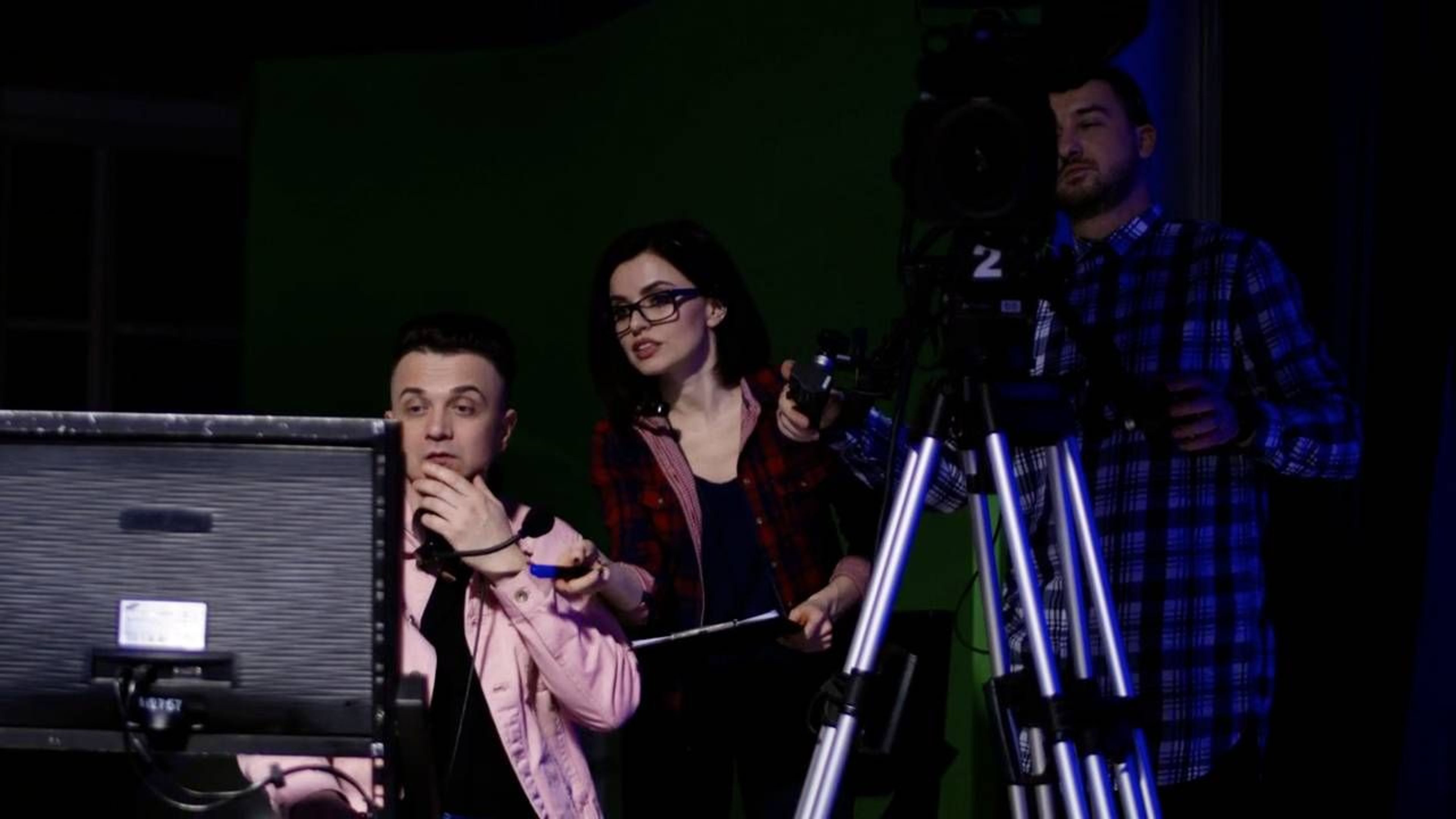 Kru memantau monitor di lokasi syuting