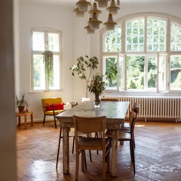 Esstisch vor großen Fenstern