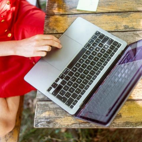 Laptop auf dem Holztisch
