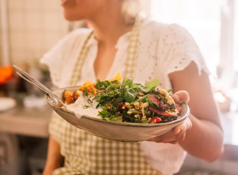 Köchin mit frischem Salat
