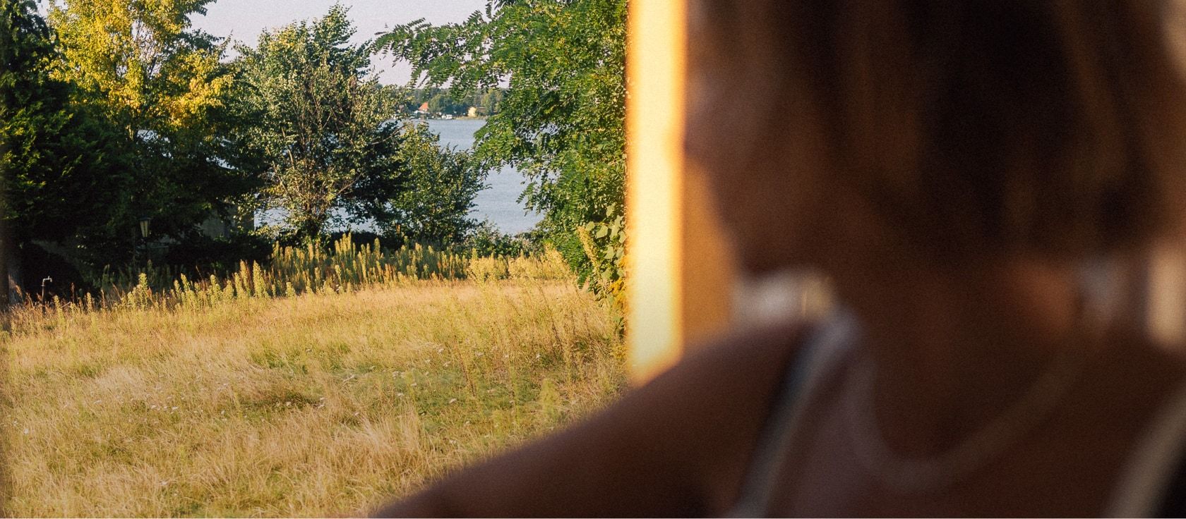 Blick über die Wiese zum See