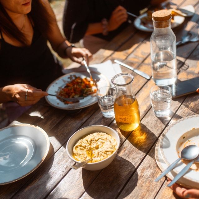 Vegetarisches Mittagessen in der Sonne
