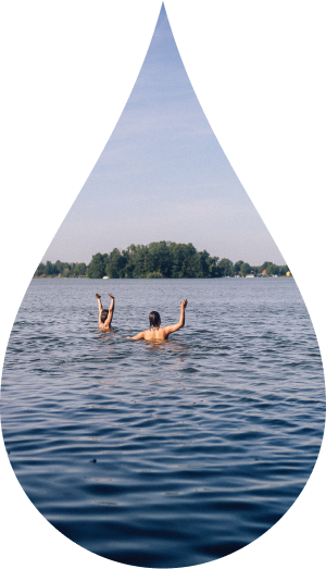 Zwei Menschen baden im See