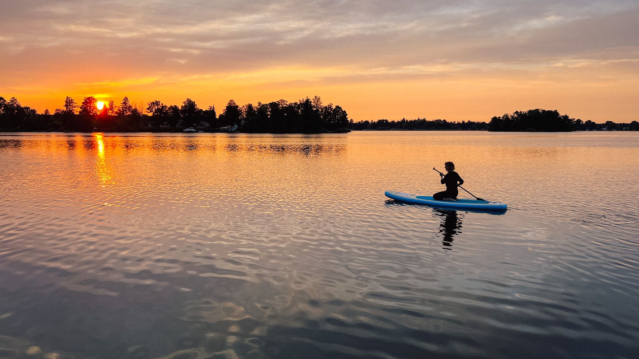 Stand-up-Paddling bei Sonnenuntergang auf dem Teupitzer See