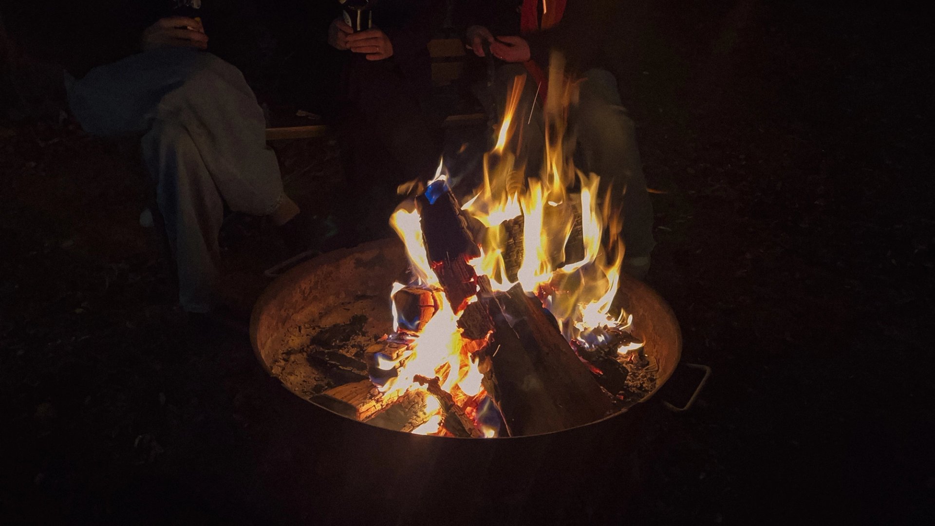 Lagerfeuer in einer Feuerschale, Abendprogramm beim Team-Retreat in Neupitz