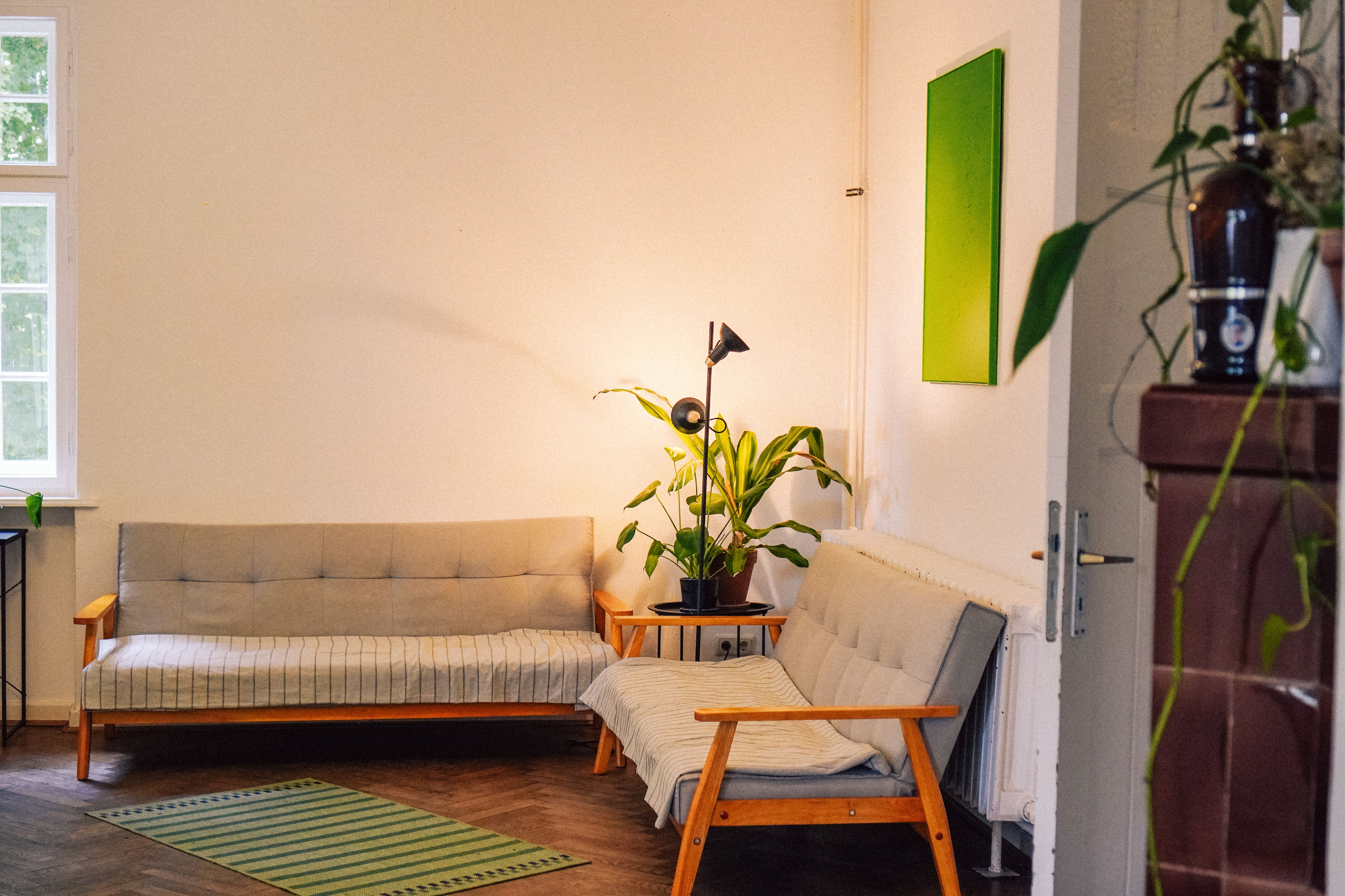 Sofaecke mit Holzsessel und Pflanzen, Platz für Pausen beim Team-Retreat