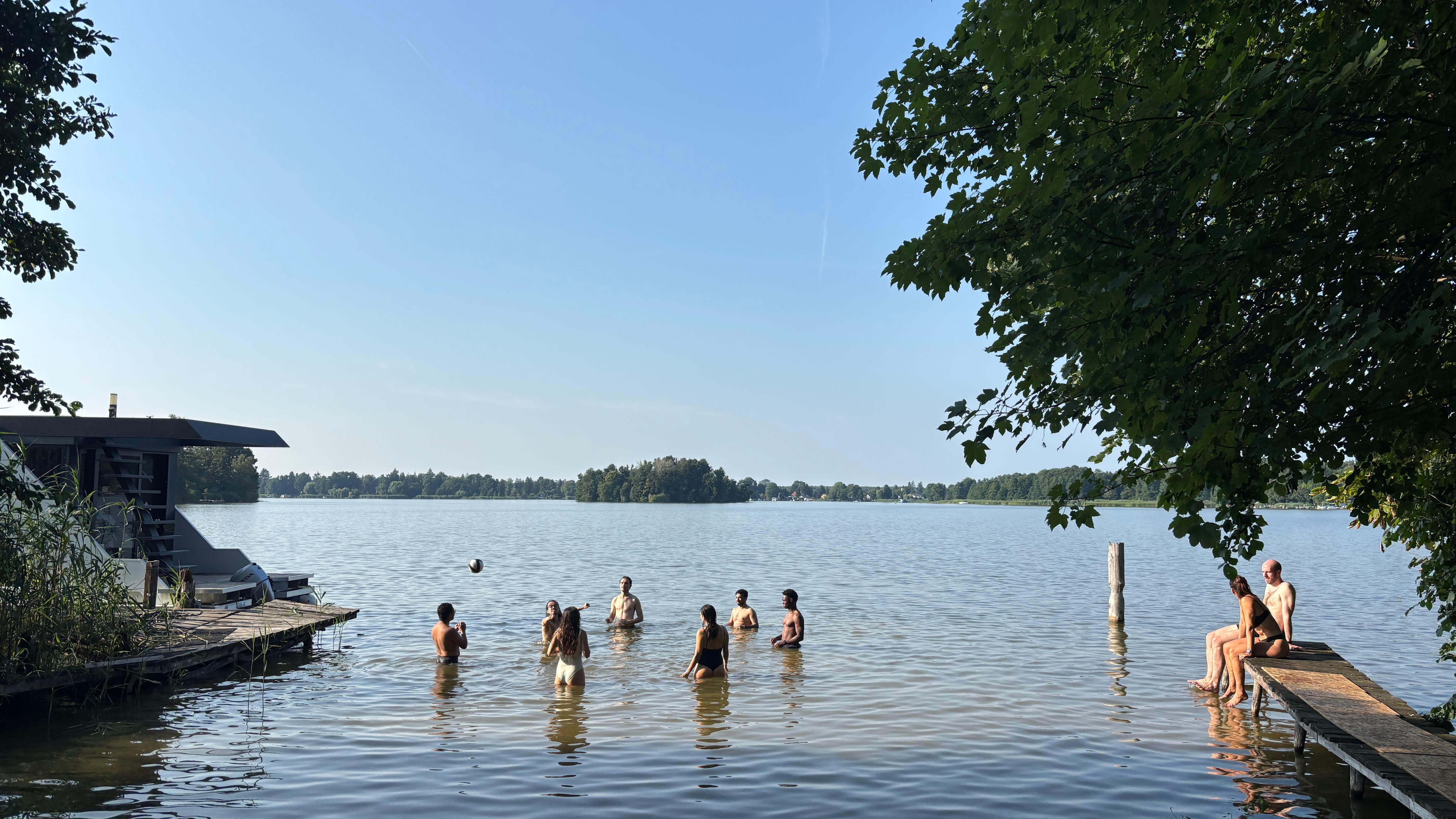 Team badet im Teupitzer See neben dem Steg, Freizeit beim Team-Retreat in Brandenburg