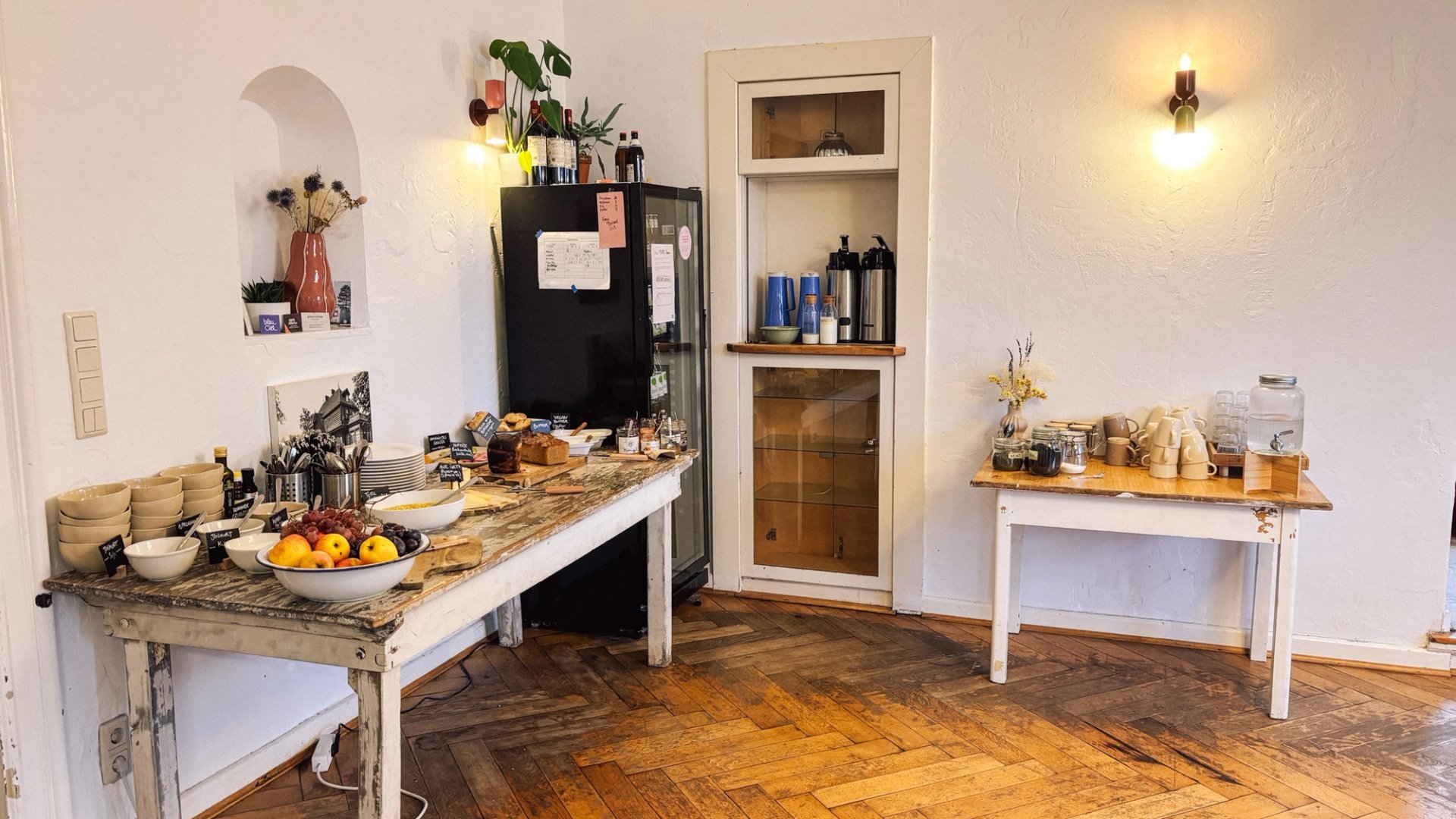 Buffet, Kaffeestation und Getränkekühlschrank im Kleinen Saal für Pausen beim Team-Retreat