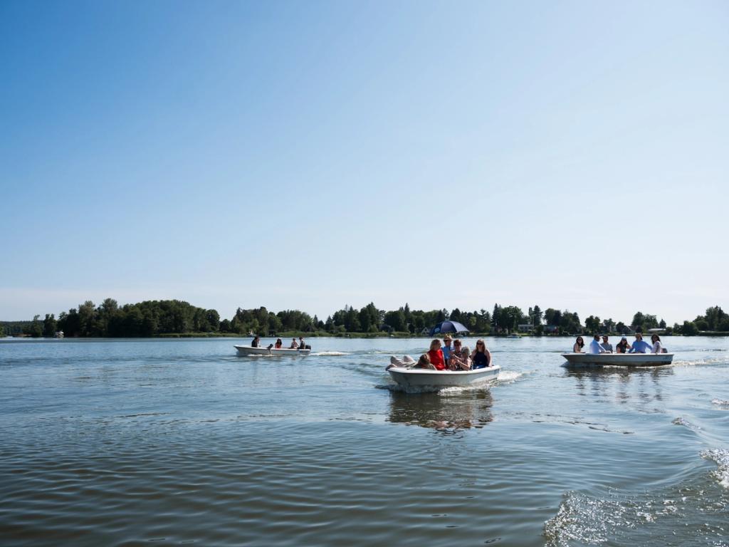 Teams in kleinen Motorbooten auf dem Teupitzer See, Bootstour als Teamevent