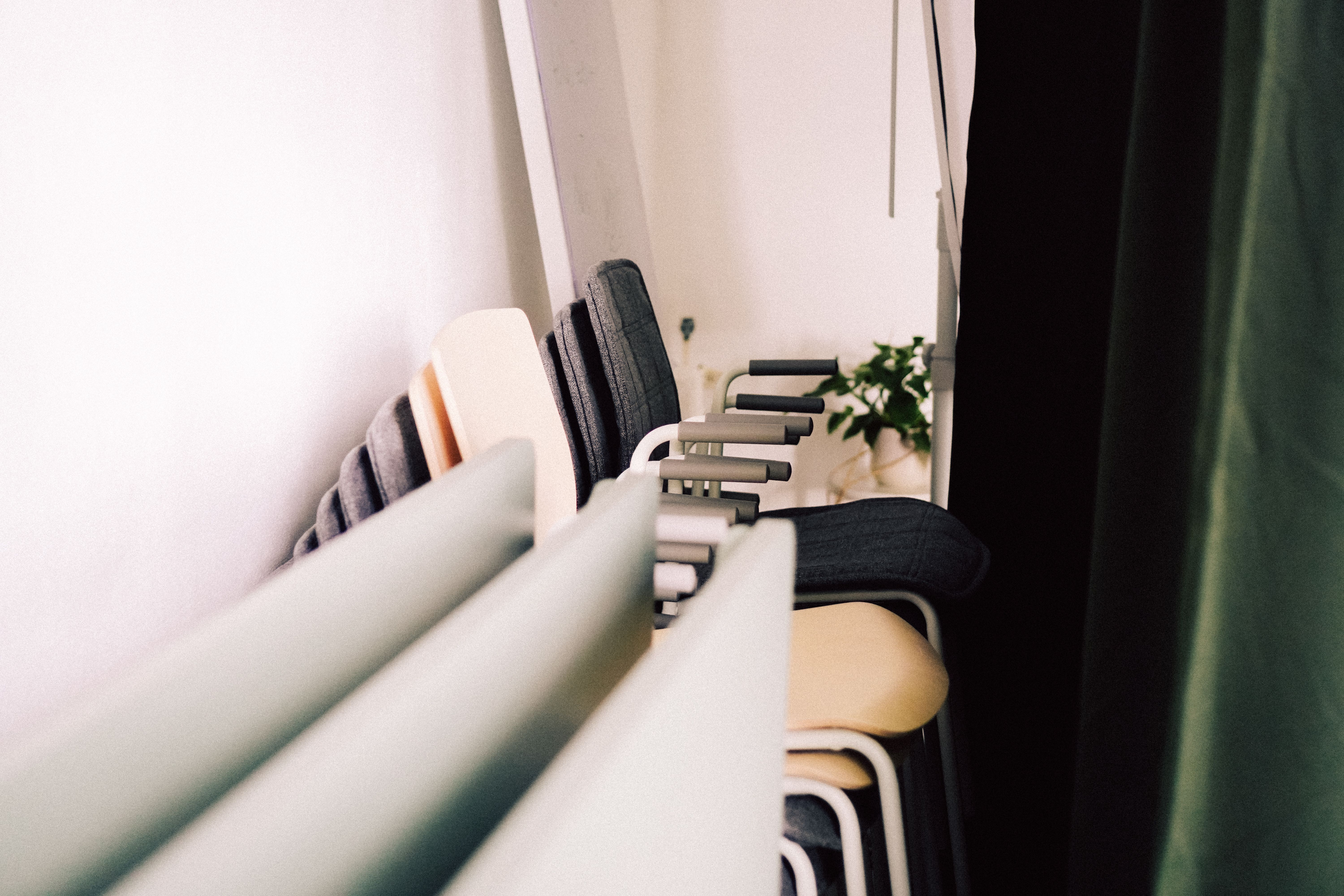 Gestapelte Stühle für flexible Workshop-Setups im Workshopraum Seeblick