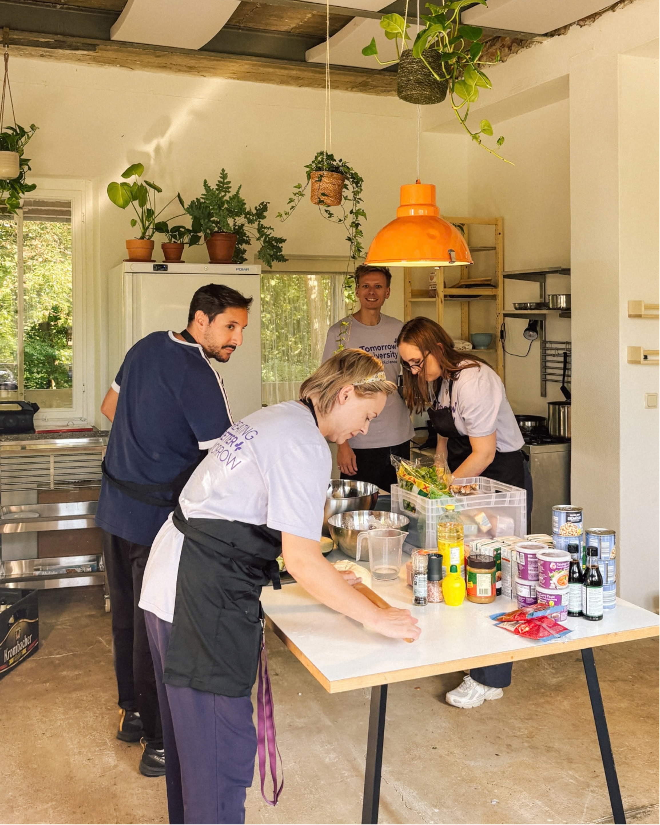 Workation-Gäste kochen gemeinsam in der Selbstversorgerküche in Neupitz