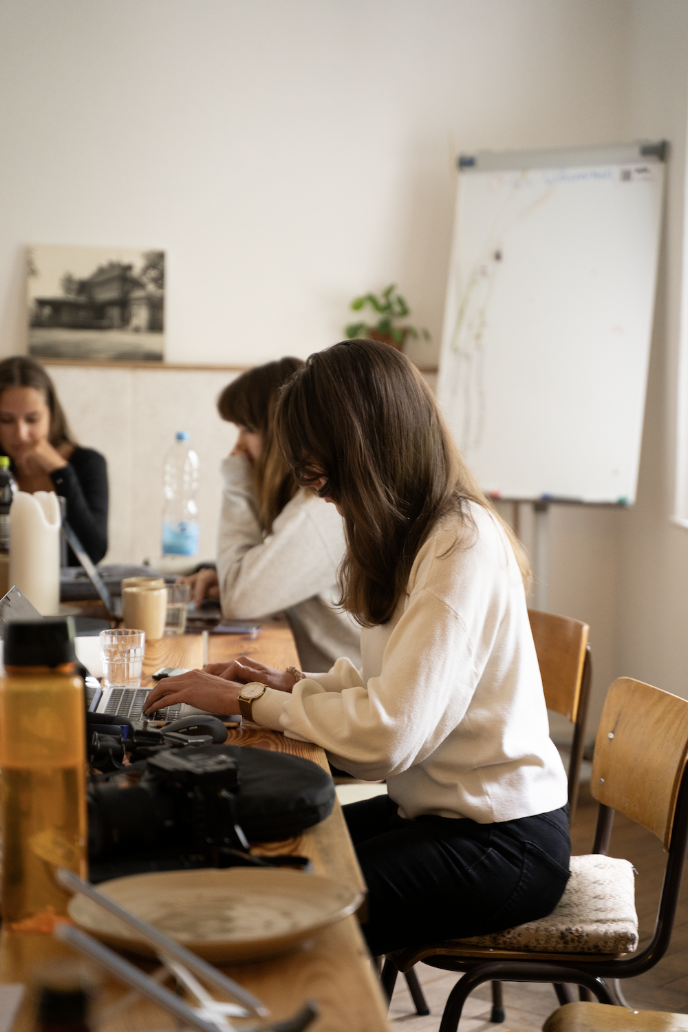 Zwei Workation-Gäste arbeiten am Laptop im hellen Coworking-Bereich in Neupitz