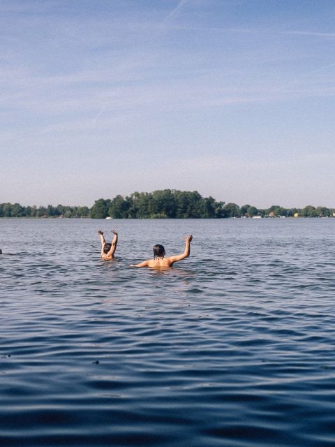Zwei Personen schwimmen im Teupitzer See