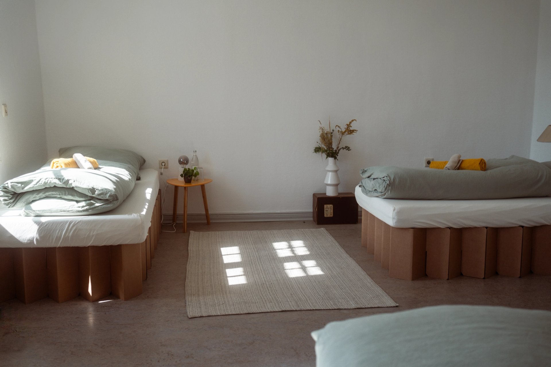 Helles Zweibettzimmer mit Holzbetten und Sonnenlicht, Übernachtung beim Team-Retreat in Brandenburg