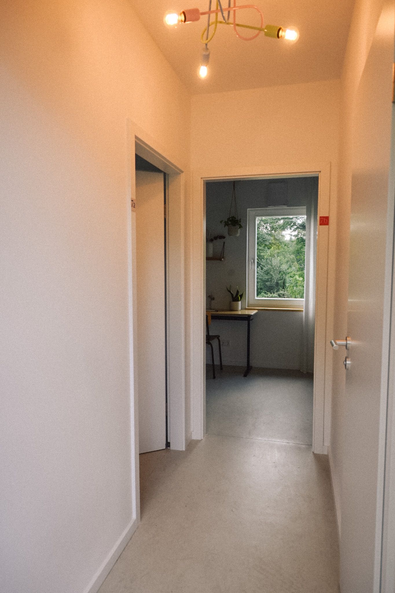 Flur im sanierten Bungalow mit Türen zu Einzel- und Doppelzimmern