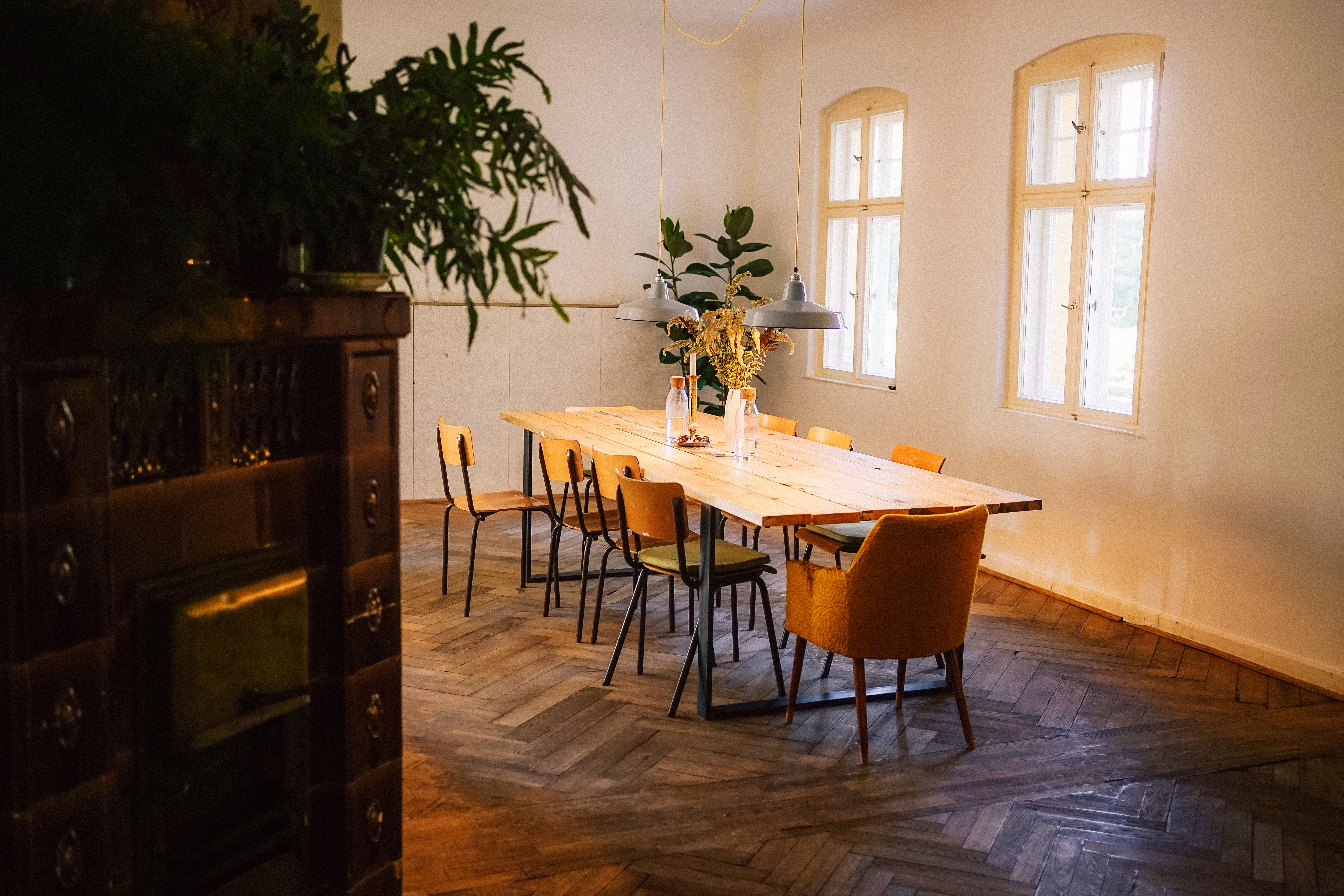 Lange Tafel im Großen Saal mit Fischgrätparkett und hohen Fenstern, Workshopraum für große Gruppen